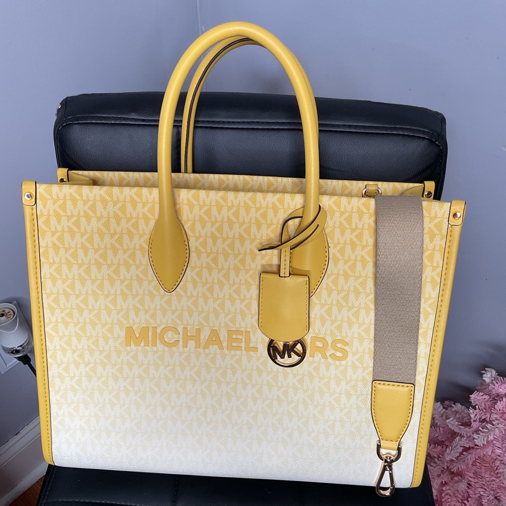 Daisy Yellow Mirella Medium Ombré Logo Tote Bag
